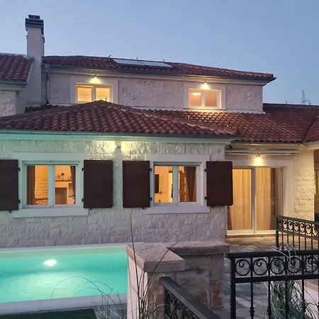 Whitestone * Σίμπενικ